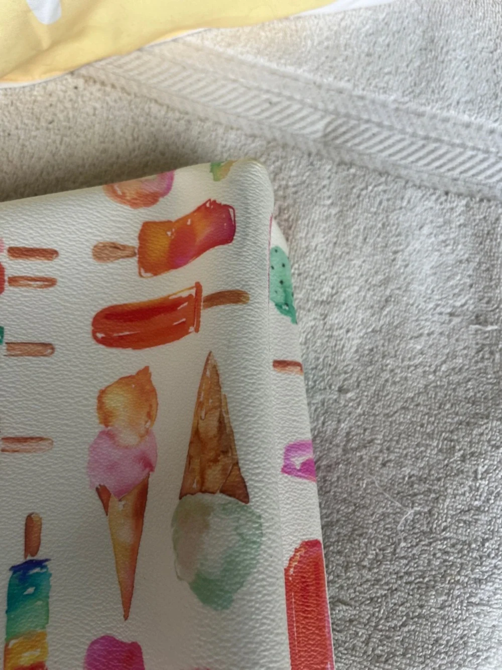 Kate Spade White Multicolor Ice Cream & Popsicle Cosmetic Case EUC